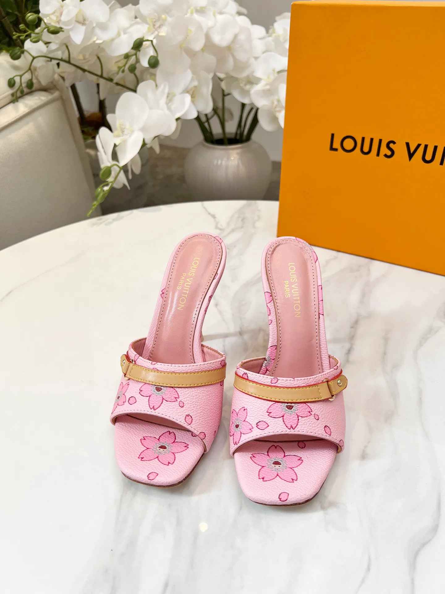 👟👟Ex-factory price 440👟👟 LV new denim kitten heel slippers 2025 summer must-have for goddesses, original replica, super comfortable on the feet. Show off the queen's temperament, the heel height is 9.5CM, which shows your temperament without being tiring. Leather outsole. Standard code: 35-42 (41 and 42 codes are customized, non-returnable and non-exchangeable)